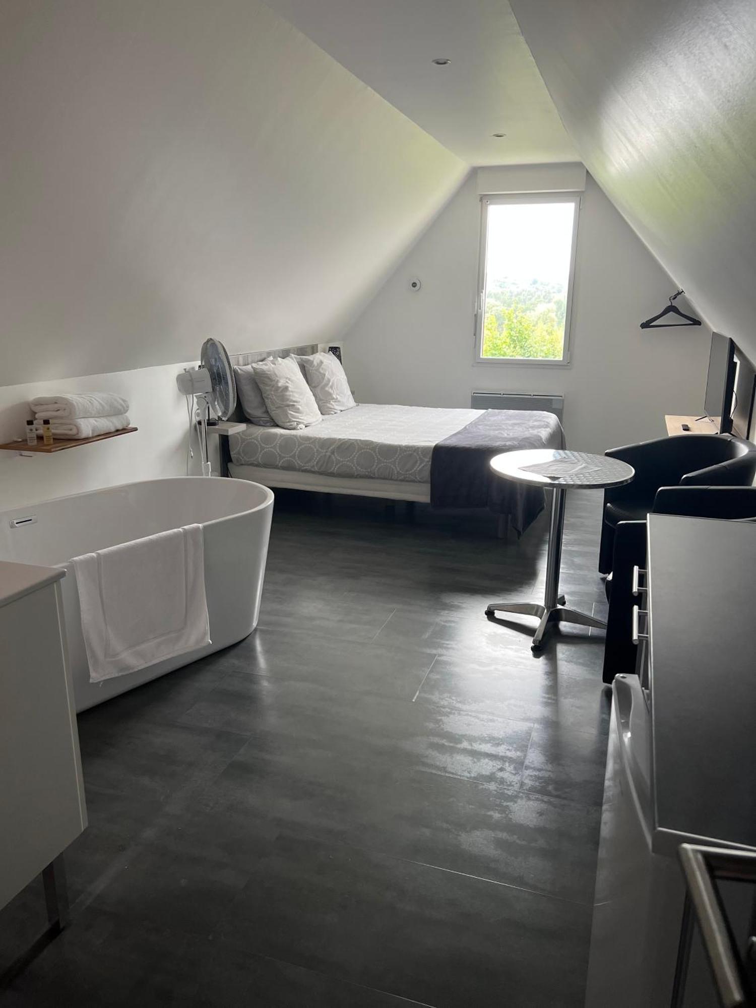 Bed and Breakfast Aux Charmes Isques Exterior foto